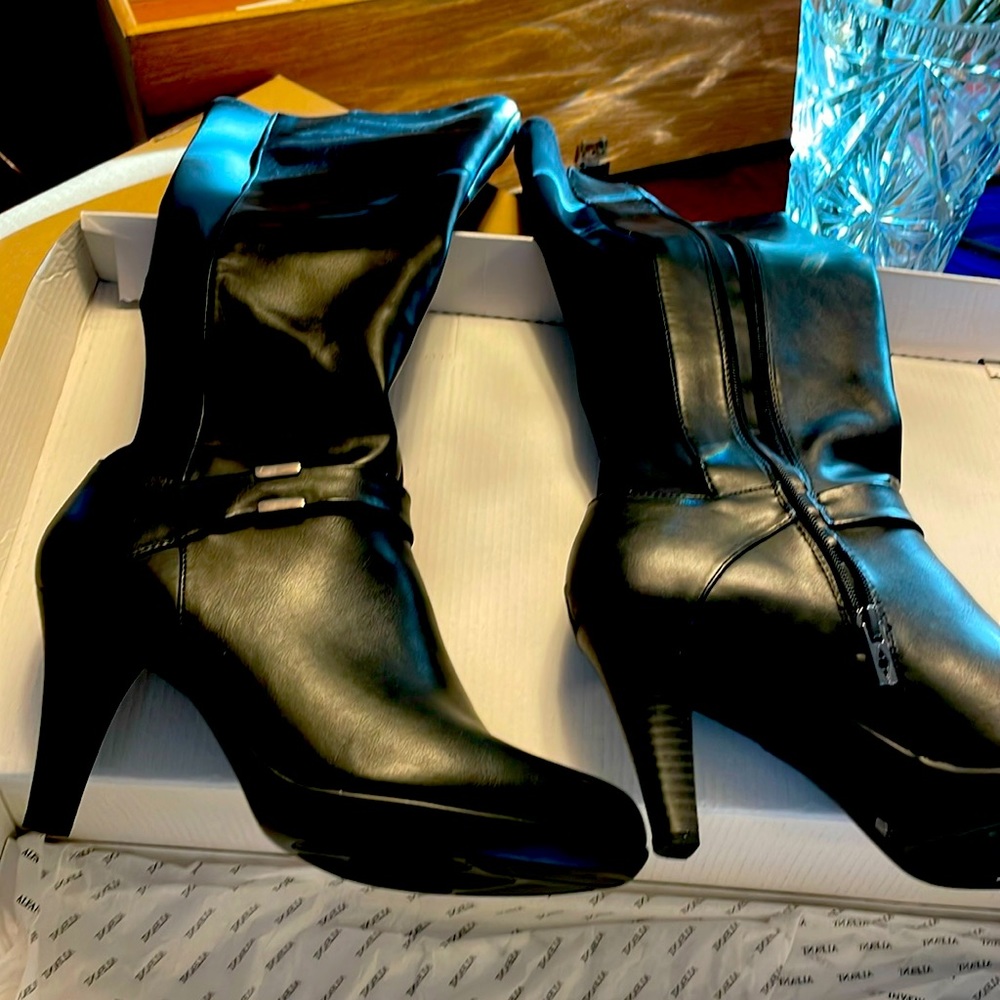Selling size 10 Alfani boots , excellent condition